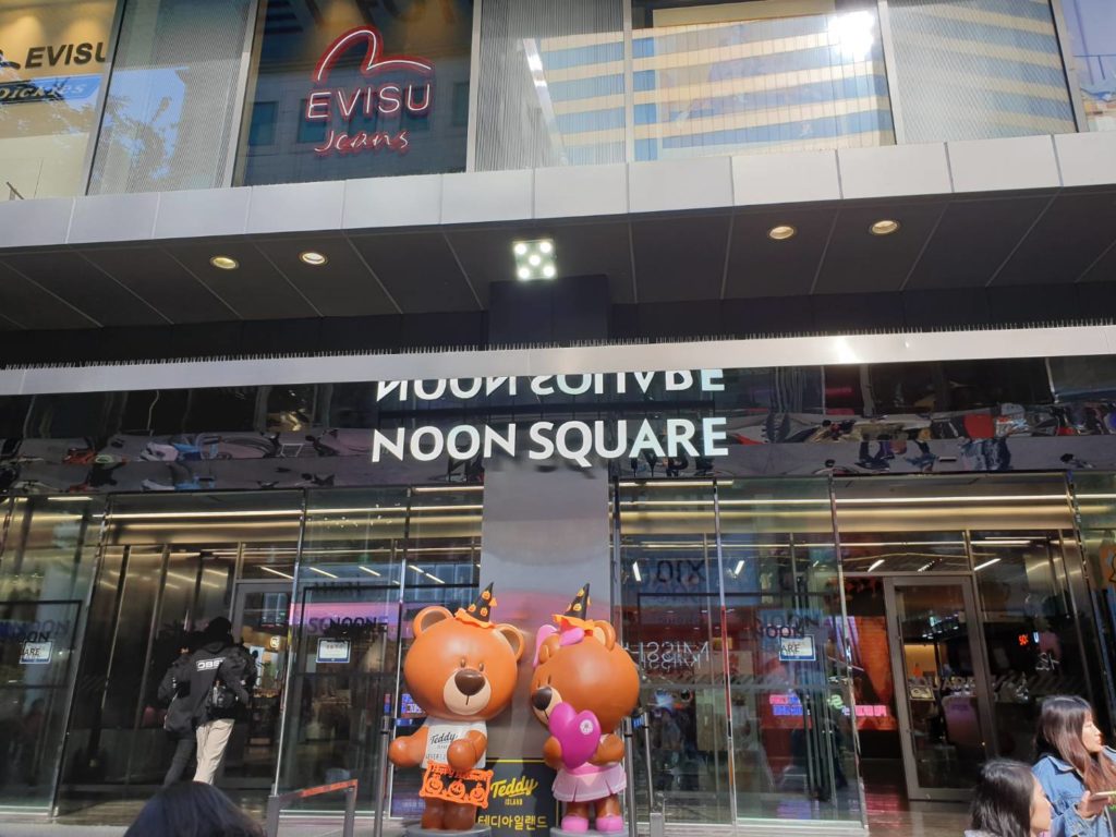 NOON SQUARE